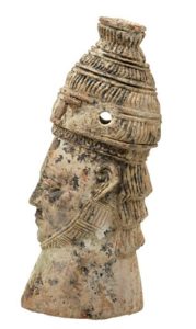 Ανάγλυφη κεφαλή πολεμιστή με οδοντόφρακτο κράνος.Θαλαμωτός τάφος Σπάτων (14οσ-13οσ αι. π.Χ.)